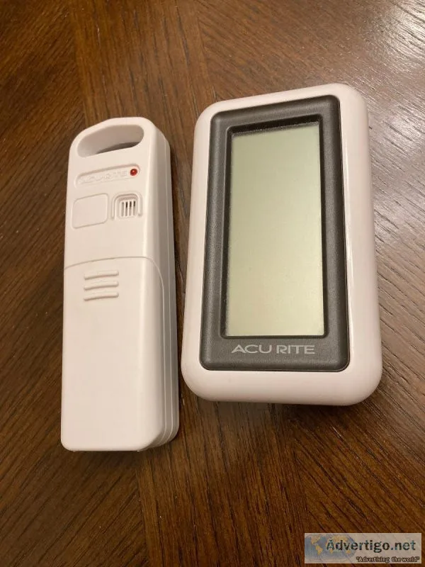 Digital thermometer with wireless temperature sensor
