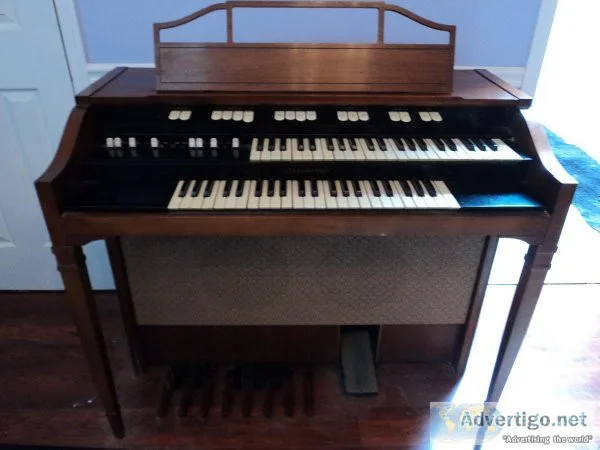 Hammond 8100 Series Spinet Organ