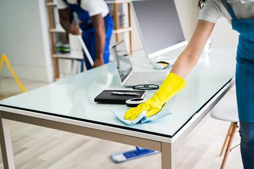 6 Easy Tips to Declutter and Clean Your Office (Office Cleaning 
