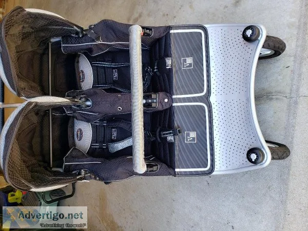 RUNABOUT TWIN STROLER