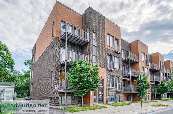 Corner unit 1  1  within walking distance of Sauv&eacute metro A