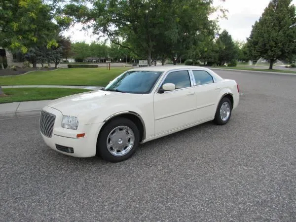 CHRYSLER 300 LIMITED RWD 2005 SUPER CLEAN