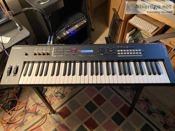 Yamaha MX61 Synthesizer