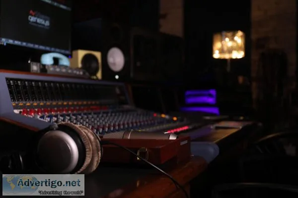 Book the best music recording studio in Los Angeles