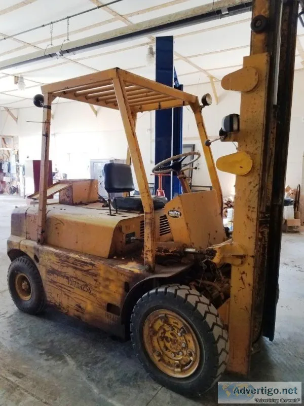 FORKLIFT  6000 capacity.  13.5 feet lift