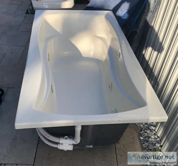 Excellent Bathtub with jets.