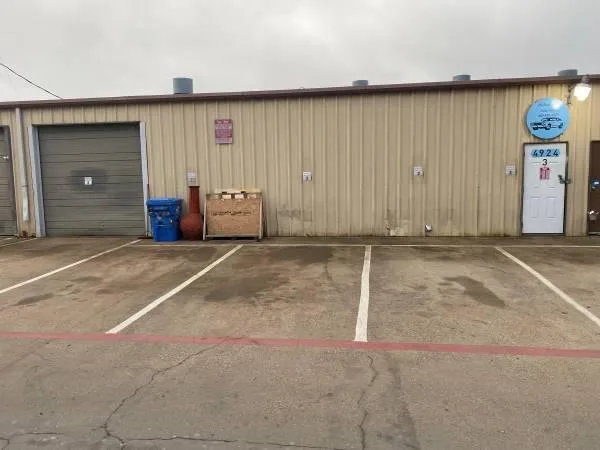 Dealership and 1 jack with some tools