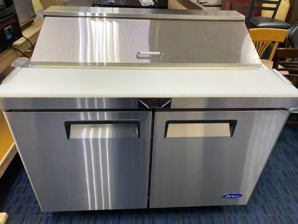 Sandwich preparation table