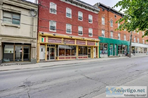 Semi-commercial triplex in the heart of old Saint-Jean