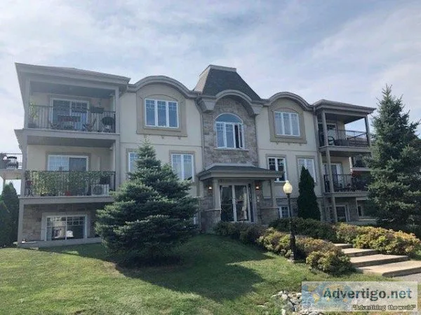Tr&egraves grand condo 3 chambres &agrave quelques pas du fleuve