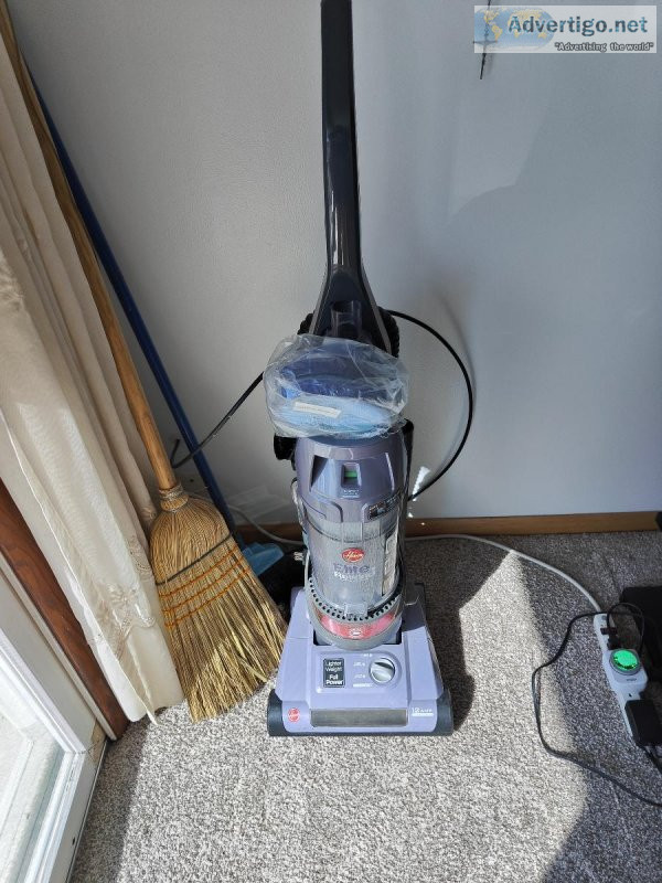 HOOVER BAGLESS VACUM CLEANER