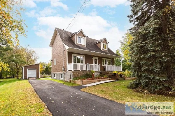 Maison canadienne avec grand terrain priv&eacute St-Roch-de-l Ac