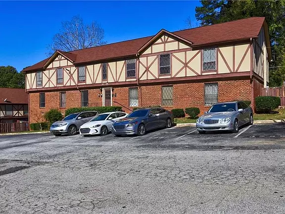2 blocks off I-20 and 15 minutes from Downtown ATL