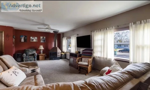 3 bedroom 4 bathrooms2 dining 2 tidy kitchen Listening area code