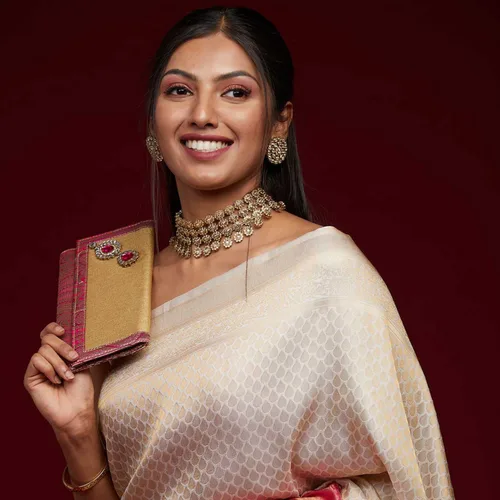 How to look slim in saree?