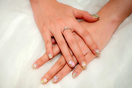 Look more beautiful with the trendy glitter nail extension