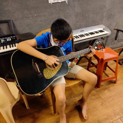 Guitar classes in dadar | glorious music school