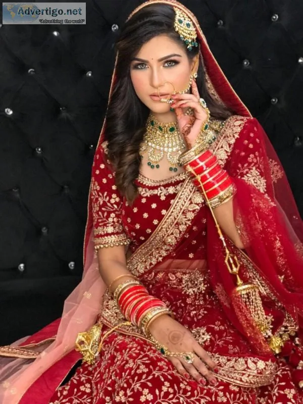 Hire a wedding makeup artist to have a gorgeous bride makeup loo