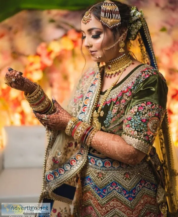 Hire a wedding makeup artist to have a gorgeous bride makeup loo