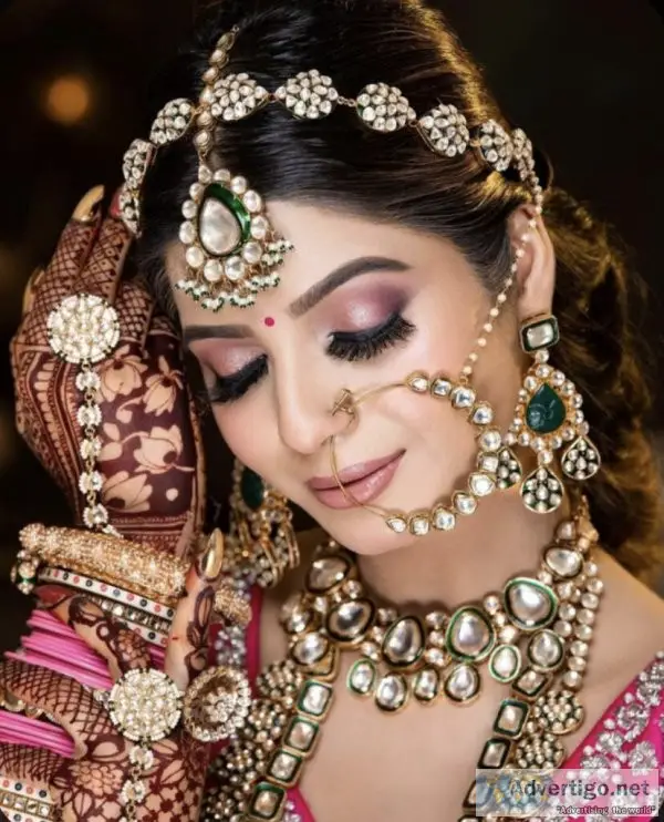 Hire a wedding makeup artist to have a gorgeous bride makeup loo