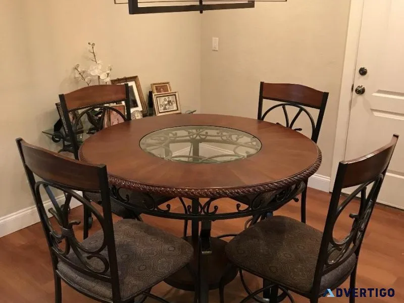 Kitchenette table and chairs