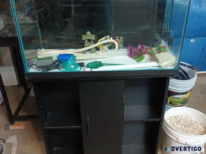 Aquarium Hagen 24 gallons and table