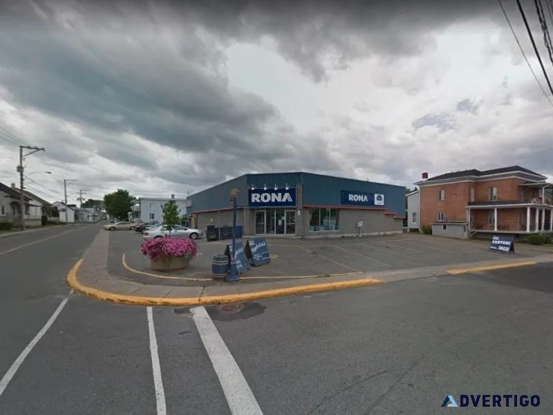 Commercial building on main street in St-Tite