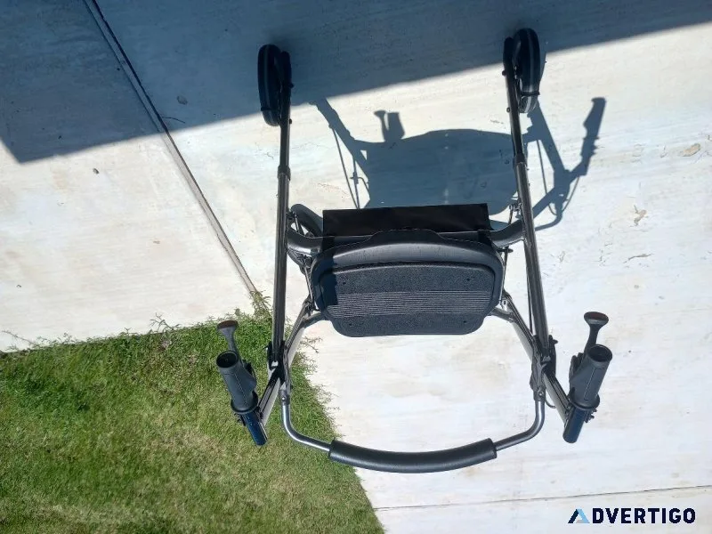 Heavy Duty Walker with wheels and breaks