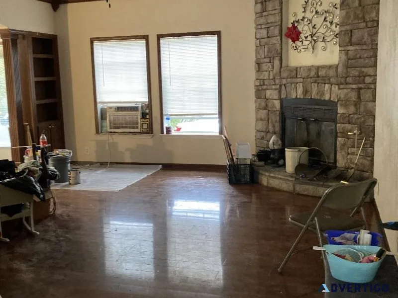 Commercial building with 4 bedrooms house