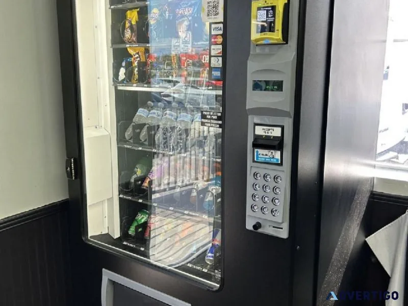 VENDING MACHINE WITH CREDIT CARD READER