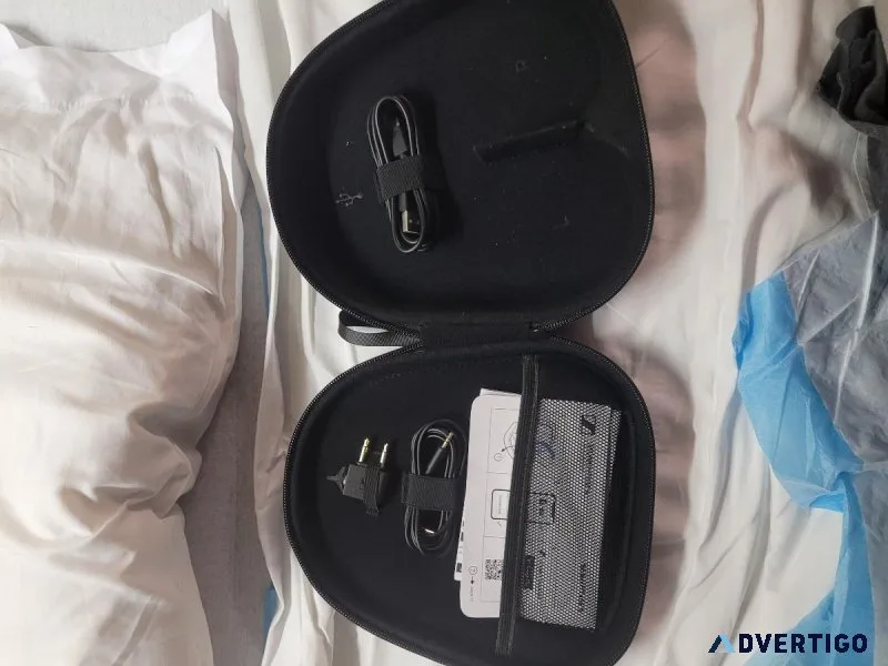 Sennheiser momentum 4 like new less than 4 wks