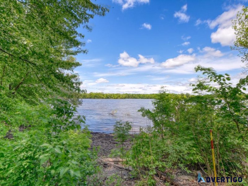 Magnifique terrain au bord de l eau à Laval Sainte-Rose