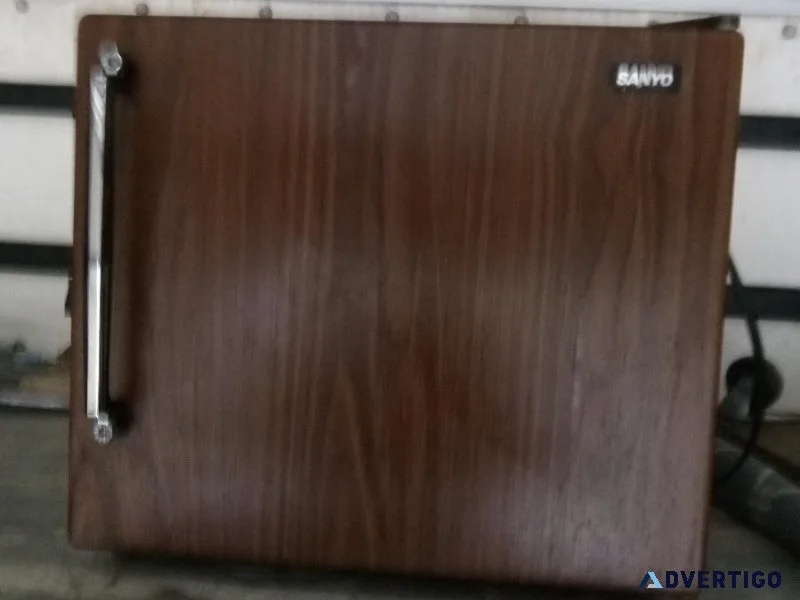 Sanyo mini fridge with ice tray compartment