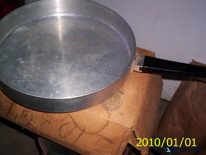 LARGE ALUMINUM FRY PAN