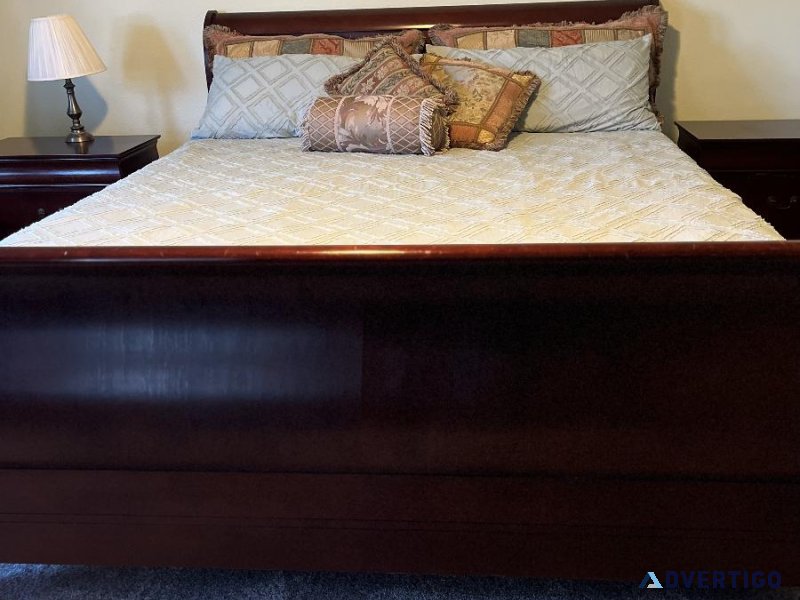   A HANDSOME LOOKING BEDROOM SET  