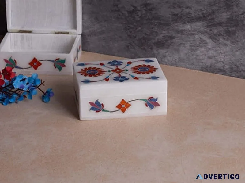 Table decor: enhance your workplace and living spaces
