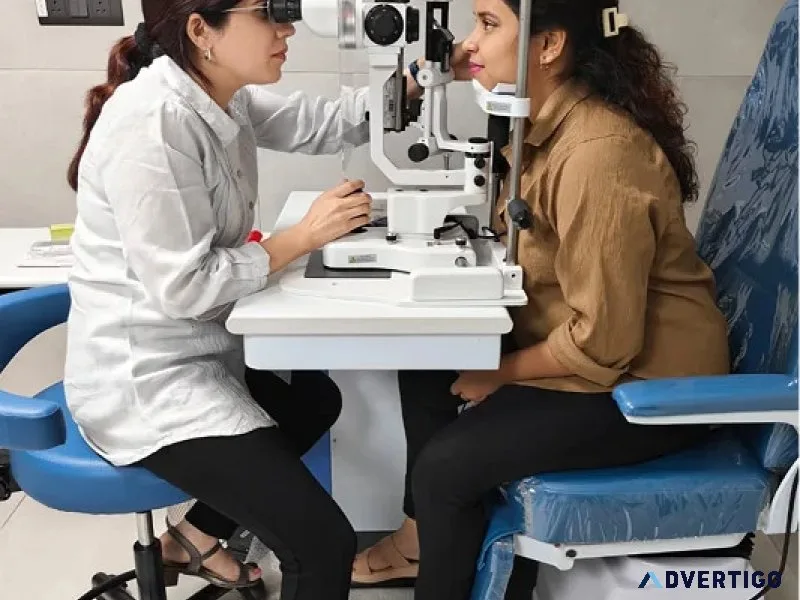 Ophthalmologist in parel