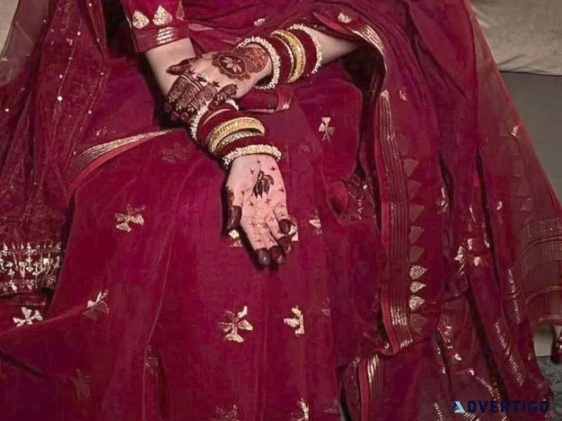 Red jamdani sarees unite the best of weaving with artistical fea