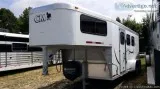 2003 CM 3 Horse gooseneck trailer