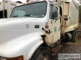 2001 International 4900 - McNeilus packer body