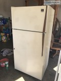 Whirlpool Apt fridge 18 cubic feet.. clean inside and out