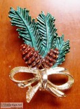 Vintage Christmas Wreath and Bow Brooch Goldtone Holiday Women&r