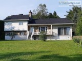 Maison r&eacutenové e avec garage et grand terrain St-Jose
