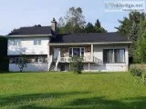 Maison r&eacutenov&eacute e avec garage et grand terrain St-Jose