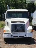 2002 Volvo VN VNL Day Cab TRACTOR