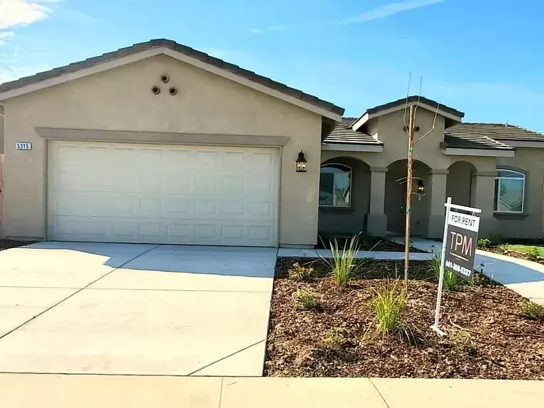 3 beds 2 baths single family home for rent in Bakersfield CA 933