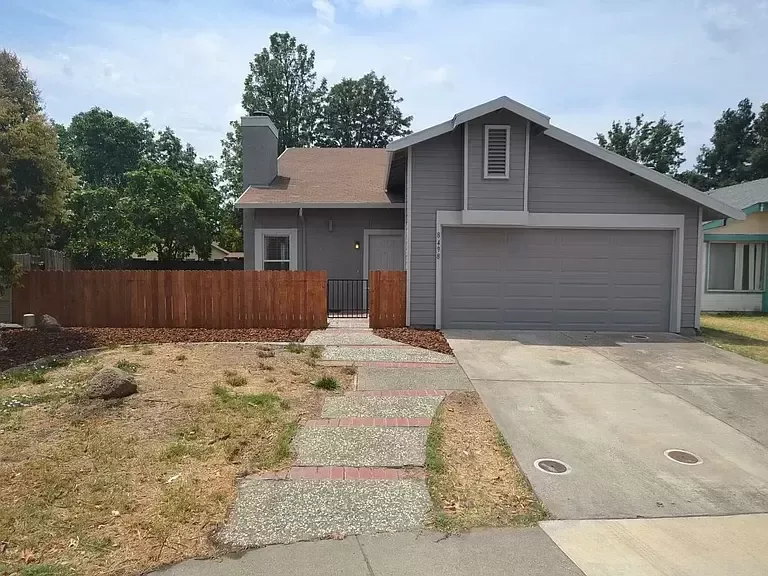 3 beds 2 baths single family home for rent in Sacramento CA 9582