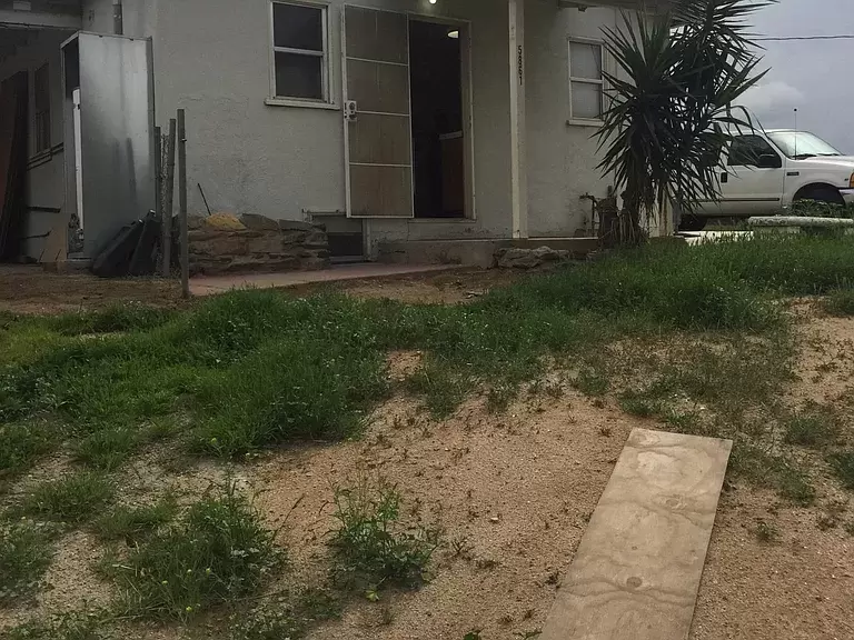 2 beds 1 bath single family home for rent in  Riverside CA 92505