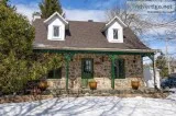 Belle maison canadienne r&eacutenov&eacute e Grand terrain 5718 