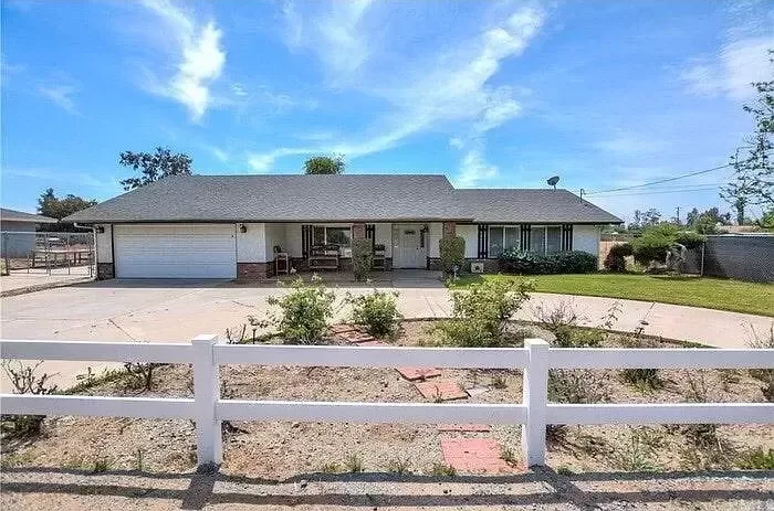 4 beds 2 baths single family home for rent in Riverside CA 92508